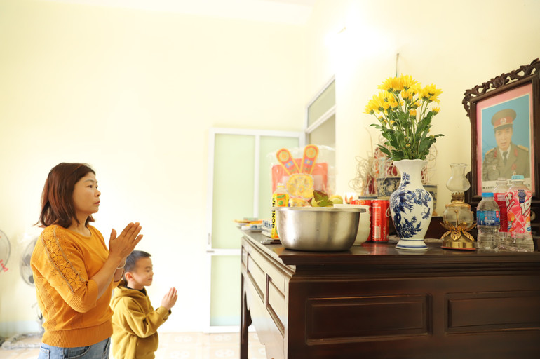 Chị Phạm Thị Chuyển, tổ 6, phường Sông Cầu làm cơm cúng ông Công, ông Táo. (ảnh Kim Chi) img-6914.jpg