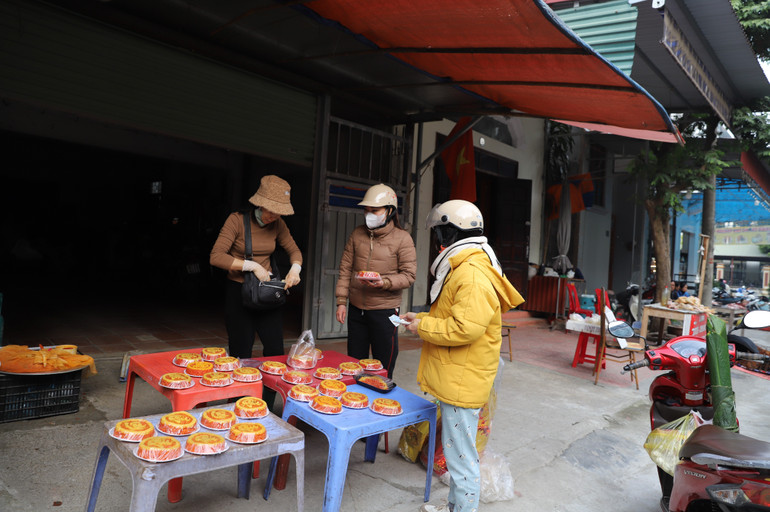 Những đĩa xôi có chữ nổi "Phúc - Lộc - Thọ" hút khách mua. (ảnh Kim Chi) img-6753.jpg