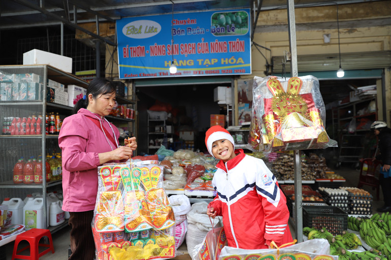 Giá bán áo mũ hàng mã ngang bằng với năm trước. img-6800.jpg