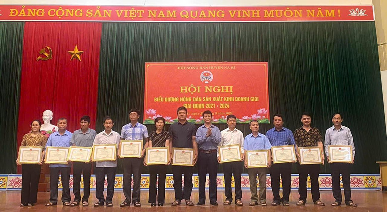 Lãnh đạo huyện Na Rì tặng Giấy khen cho hộ nông dân có thành tích tiêu biểu. unnamed.jpg