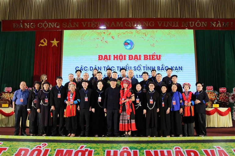 Đại biểu chụp hình lưu niệm. dh12-618a06d84e12-1839-272.jpg