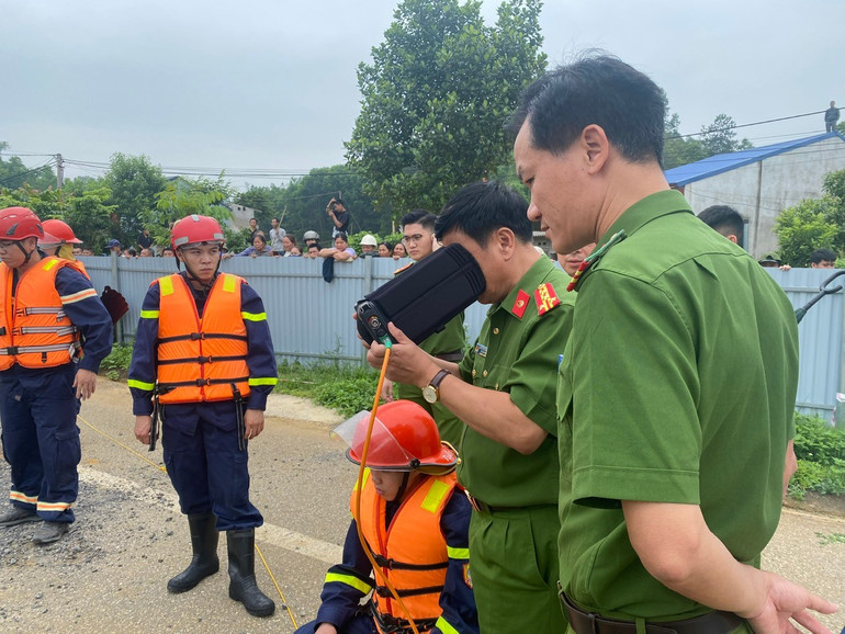Đại tá Nguyễn Thanh Tuân, Phó Giám đốc Công an tỉnh (người cầm thiết bị camera chuyên dụng) trực tiếp chỉ đạo tại hiện trường. z6643649553497-5337a70cebbc993d9bebba5a42bc48e0.jpg