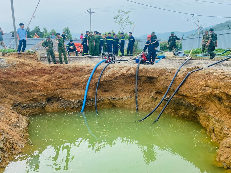 Nhiều máy bơm cùng được sử dụng để hút nước tại hố sụt lún. z6643648924068-6f388bdfcbee0d26a21ea41e98886f1f.jpg