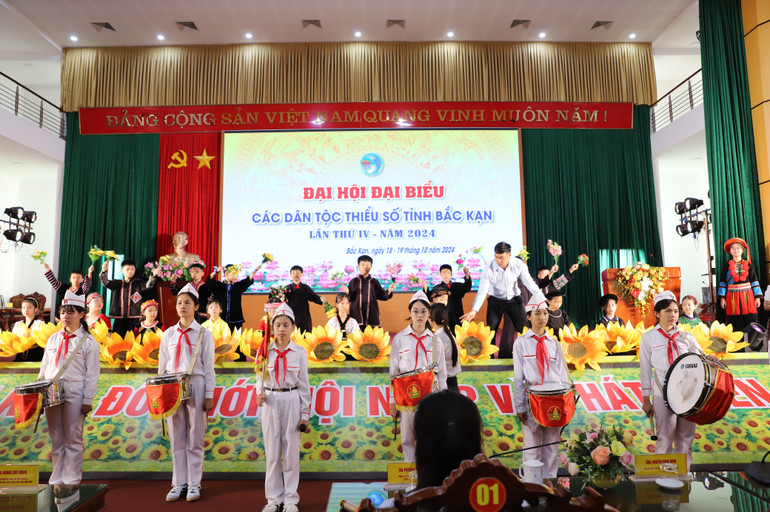 Tổng duyệt nội dung thanh thiếu nhi các dân tộc chào mừng Đại hội . img-5770-420.jpg