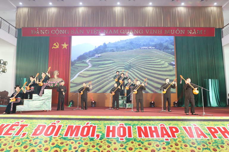 Tổng duyệt chương trình văn nghệ chào mừng Đại hội. img-5896-6485.jpg
