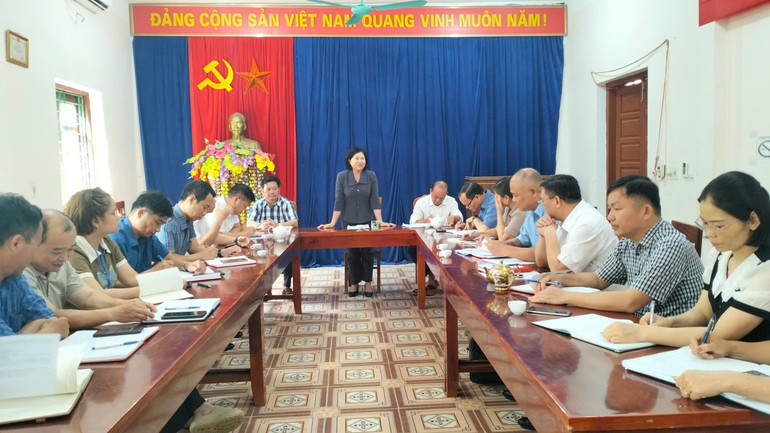 សមមិត្ត Phuong Thi Thanh អនុលេខាអចិន្ត្រៃយ៍គណៈកម្មាធិការបក្សខេត្ត ប្រធានក្រុមប្រឹក្សាប្រជាជនខេត្តបានថ្លែងសុន្ទរកថាក្នុងសម័យប្រជុំជាមួយឃុំ Van Vu ។ z6629512530808-a2d131a03e16b45a52f826e49b705f9f.jpg