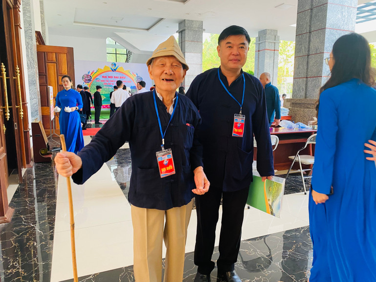 Nhà văn lão thành cách mạng Nông Viết Toại , 98 tuổi phấn khởi về dự Đại hội. 84405b0e-91e9-4e2e-8d81-74f41c3c84a7-8368-9585.jpeg