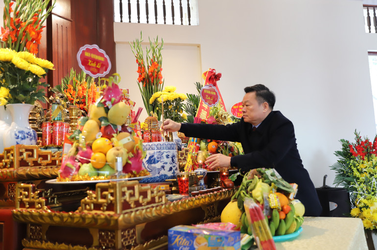 Đồng chí Hoàng Duy Chinh, Ủy viên BCH Trung ương Đảng, Bí thư Tỉnh ủy, Trưởng đoàn đại biểu Quốc hội tỉnh dâng hương tại Đền thờ Đại tướng Võ Nguyên Giáp. img-9438.jpg