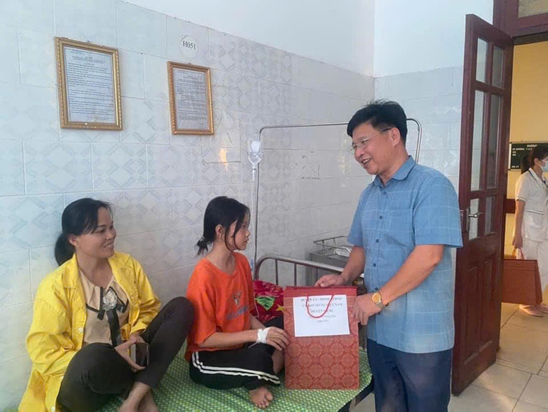 Lãnh đạo UBND huyện Na Rì tặng quà cho trẻ em đang điều trị bệnh tại Trung tâm Y tế huyện. Lãnh đạo UBND huyện Na Rì tặng quà cho trẻ em đang điều trị bệnh tại Trung tâm Y tế huyện.