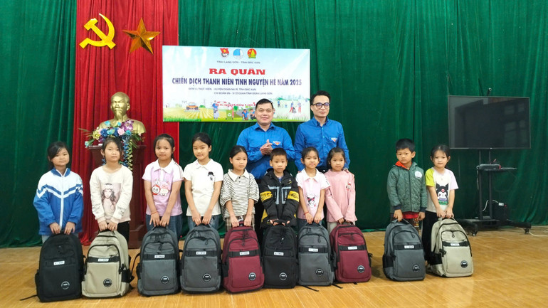 Tặng quà cho các học sinh có hoàn cảnh khó khăn. z6637335258657-4fc2b31b810fbcefb71e88269921ef62.jpg