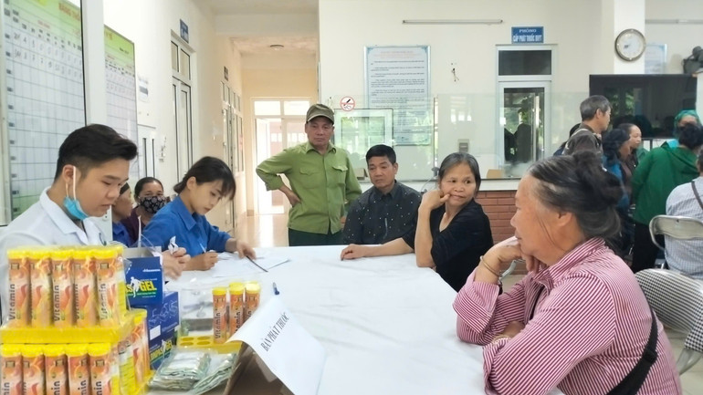 Khám và phát thuốc miễn phí cho người dân. z6637335273926-9337ad124e52a01c8eaee4ce5074dc7f.jpg