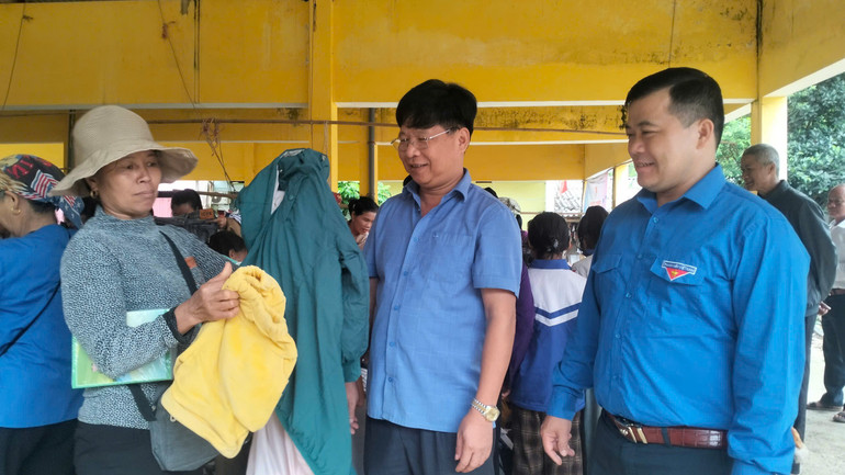 Gian hàng 0 đồng tại chợ xã Văn Vũ. z6637335274036-ea8b6b65d746f7770bca143d7c48e0e7.jpg