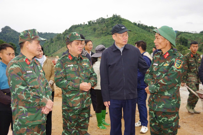 Đồng chí Hoàng Duy Chinh, Ủy viên BCH Trung ương Đảng, Bí thư Tỉnh ủy, Trưởng đoàn Đại biểu Quốc hội tỉnh Bắc Kạn thăm, động viên các lực lượng trên công trường. (ảnh Quang Nhất) z6132068194331-300e82e6ea87cb02ccbcc39a8f0bd646.jpg
