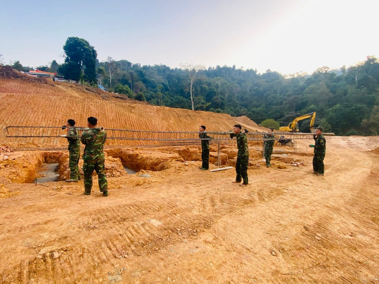 Các chiến sĩ trẻ nỗ lực làm việc với mong muốn giúp đồng bào Tà Han sớm có nhà mới. (ảnh Xuân Nghiệp) z6132066129215-bb7976ef6a9b0c53b00d1563326787fe.jpg