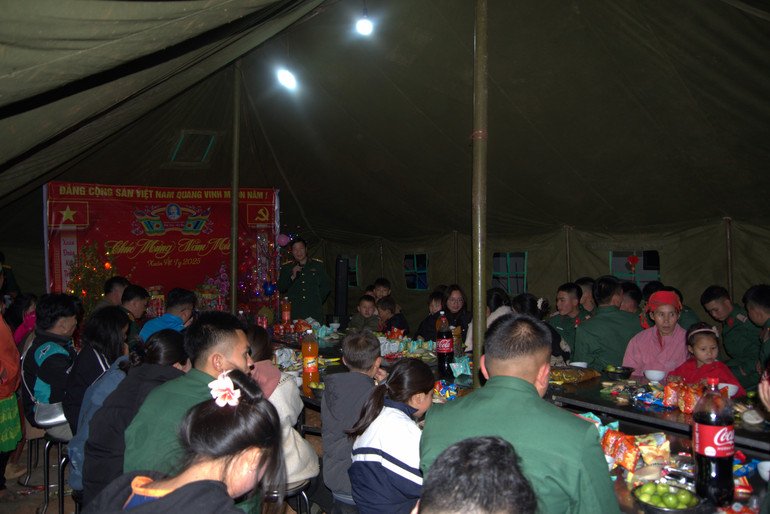 Bộ đội và Nhân dân cùng liên hoan chờ đón giao thừa. imgp1962.jpg