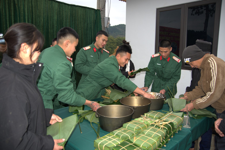 Bộ đội và người dân Tà Han cùng nhau gói bánh chưng. imgp1861.jpg
