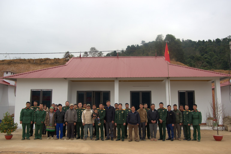 Bộ đội và người dân Tà Han chụp hình lưu niệm nhân dịp năm mới. imgp1999.jpg