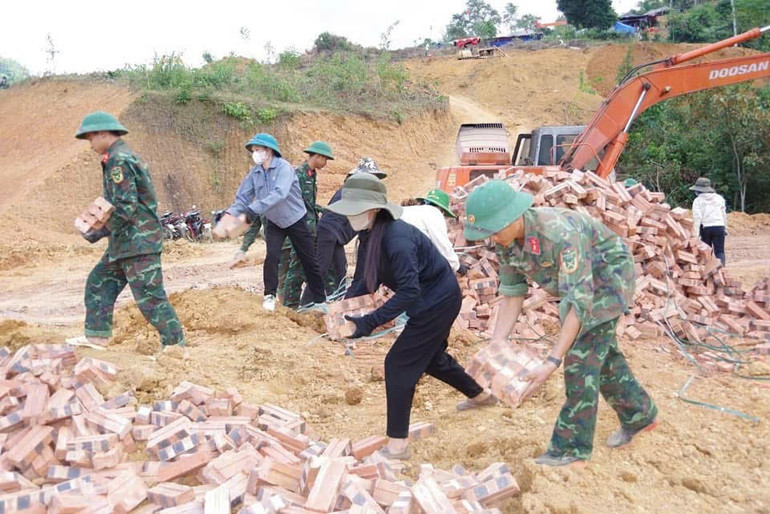 Bộ đội và người dân địa phương cùng vận chuyển vật liệu làm nhà tại Khu tái định cư Tà Han. z6079397206562-d6bed05cc534b923093c7de1202b42f2.jpg