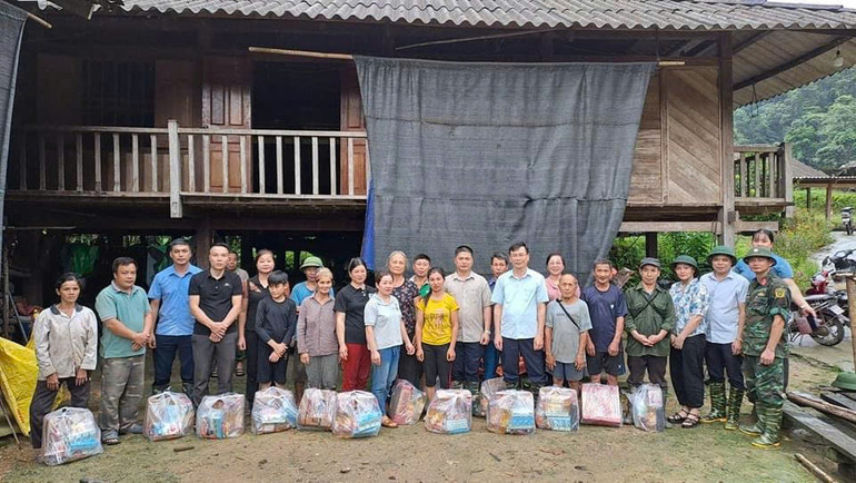 Lãnh đạo huyện Na Rì, các ngành chức năng và cấp ủy, chính quyền địa phương thăm hỏi, động viên người dân thôn Lùng Pảng, Côn Minh bị nước cô lập. z5815415772814_56b8a84756db3f2f9a0a69581b0bff4d.jpg