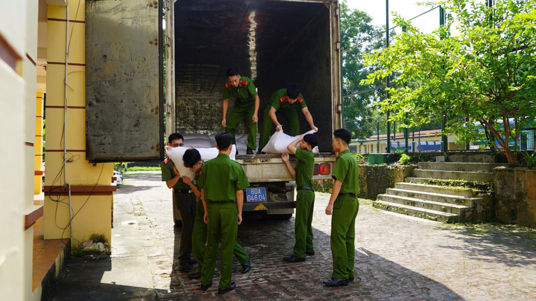 Cán bộ Phòng Hậu cần (Công an Bắc Kạn) tiếp nhận gạo từ xe Cục Trang bị và Kho vận z5823711389327_0b95097d53ec6375e0b74274a1d4c519.jpg