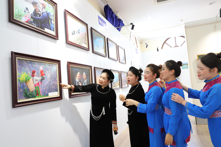 Người dân tham quan triển lãm IMG_8693.JPG