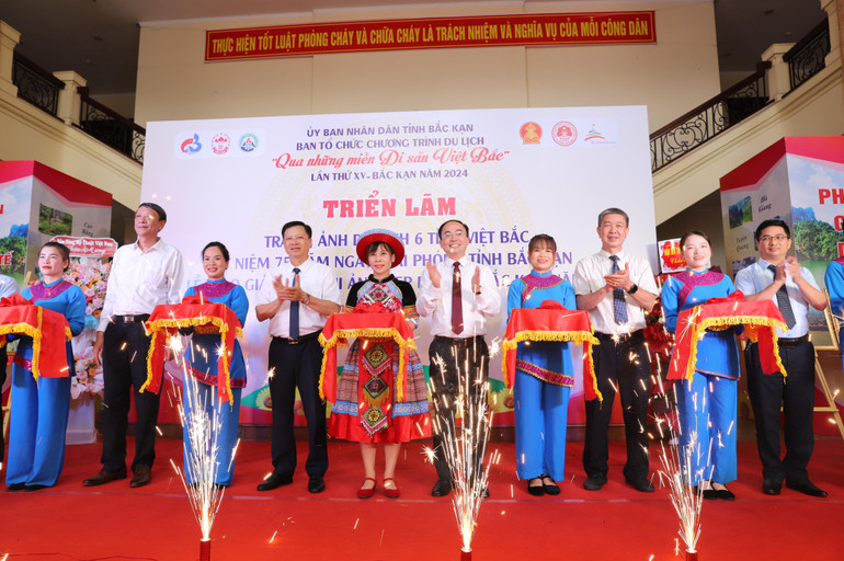 Các đại biểu cắt băng Khai mạc triển lãm tranh, ảnh. IMG_8828.JPG