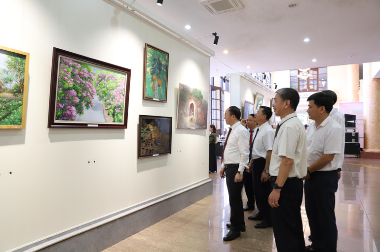 Chủ tịch UBND tỉnh Nguyễn Đăng Bình cùng các đại biểu tham quan Triển lãm tranh, ảnh 6 tỉnh Việt Bắc. IMG_8956.JPG