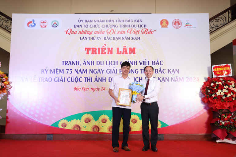 Ông Nguyễn Đăng Bình, Phó Bí thư Tỉnh ủy, Chủ tịch UBND tỉnh Bắc Kạn trao Giấy chứng nhận đoạt giải Nhất cho tác giả Nguyễn Mạnh Tuấn (phường Đức Xuân, thành phố Bắc Kạn). IMG_8859.JPG