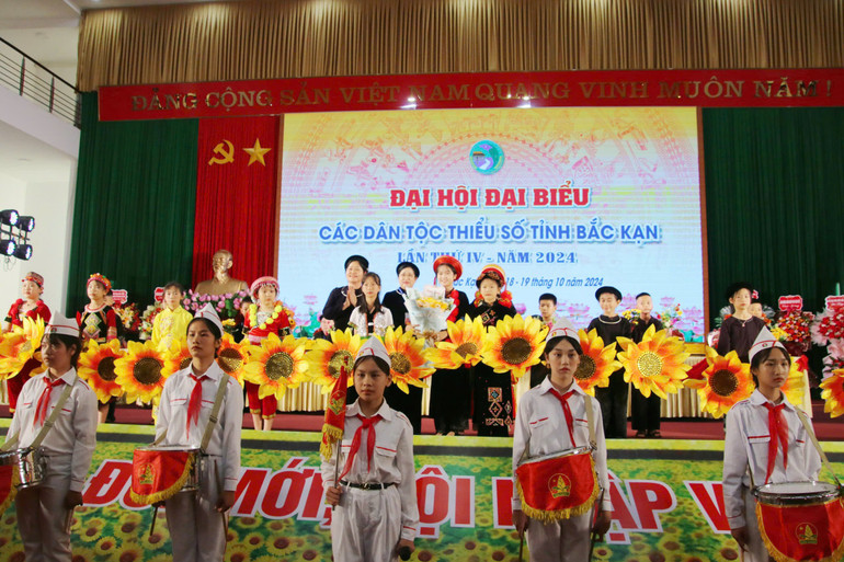 Đoàn thanh thiếu nhi tỉnh Bắc Kạn chào mừng Đại hội. z5944928075757-8201cd3003ce4222dba1f8dea04802d6-4315.jpg