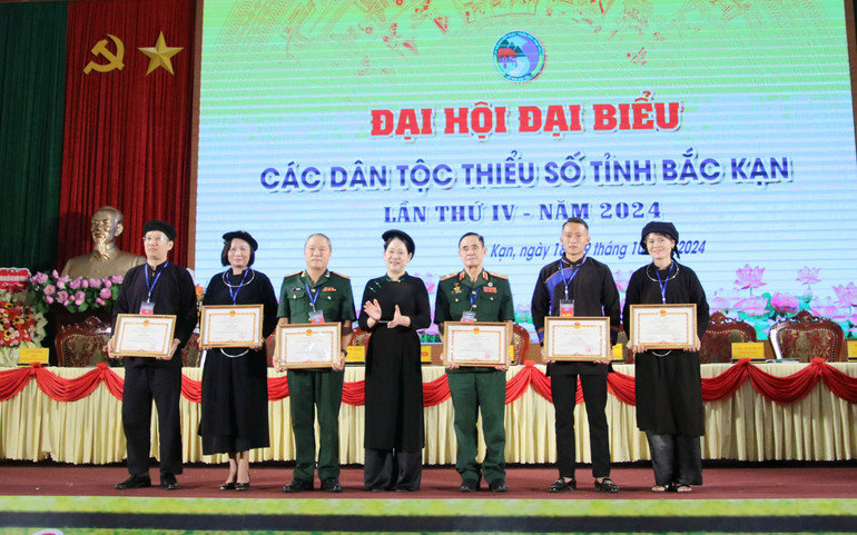 01 tập thể, 05 cá nhân được nhận Bằng khen của Bộ trưởng - Chủ nhiệm Ủy ban Dân tộc có thành tích xuất sắc trong công tác dân tộc giai đoạn 2019-2024. z5945419041575-57a6473160ae0a438d49c8b826ad7ac2-9117.jpg