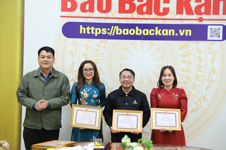 Các cá nhân, tập thể có thành tích xuất sắc trong công tác nghiệp vụ báo chí, xây dựng Hội năm 2024 được Hội Nhà báo tỉnh khen thưởng. z6250549118933-2a059c9bf2e0d80575f82f3460a35792.jpg