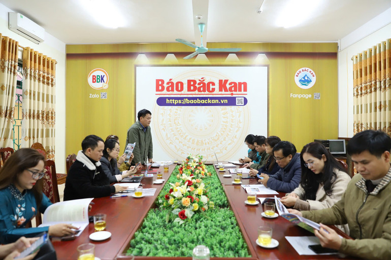 Đồng chí Lục Đại Lượng, Phó Giám đốc Đài Phát thanh và Truyền hình Bắc Kạn, Chủ tịch Hội Nhà báo tỉnh phát biểu tại hội nghị. z6250545982316-9b8087d8bab064e3905f33918857d39a.jpg