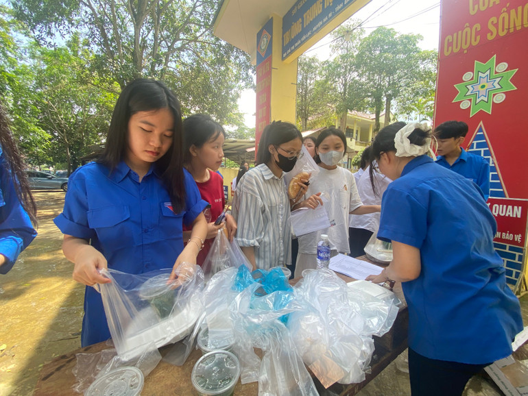 Đoàn viên, thanh niên huyện Na Rì tiếp sức mùa thi. ec02d760-2d62-4437-88b1-99403233d26f.jpg
