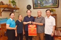 Chủ tịch UBND tỉnh Nguyễn Đăng Bình thăm và tặng quà người có công tại huyện Ba Bể