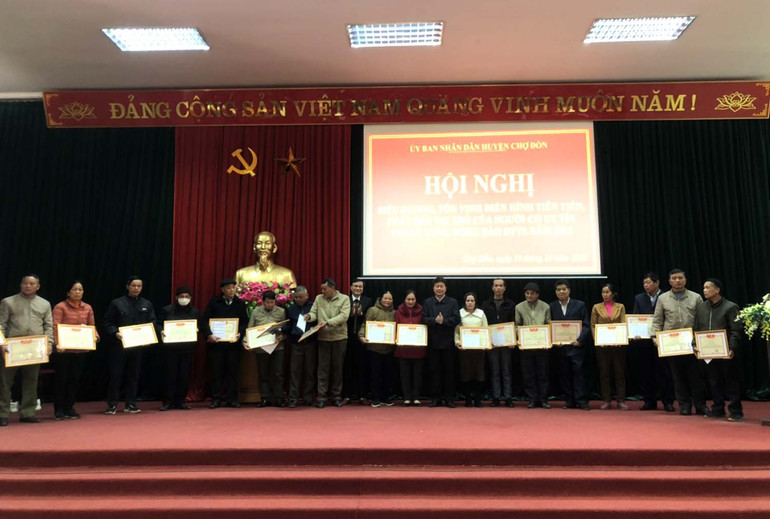 Người có uy tín của huyện Chợ Đồn nhận Giấy khen của UBND huyện trao tặng