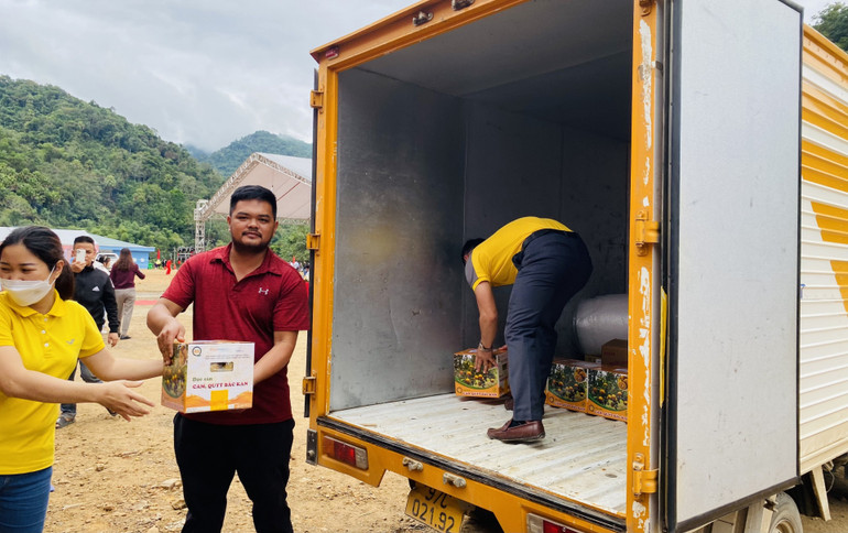 Những thùng quýt Bắc Kạn đến với các tỉnh bạn qua mạng xã hội