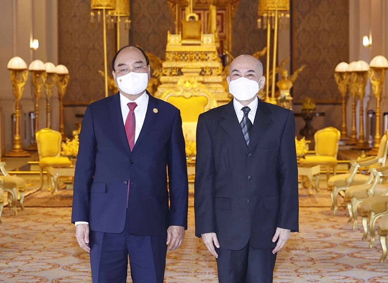 Chủ tịch nước Nguyễn Xuân Phúc và Quốc vương Campuchia Norodom Sihamoni tại Cung điện Hoàng gia Campuchia Chủ tịch nước Nguyễn Xuân Phúc và Quốc vương Campuchia Norodom Sihamoni tại Cung điện Hoàng gia Campuchia