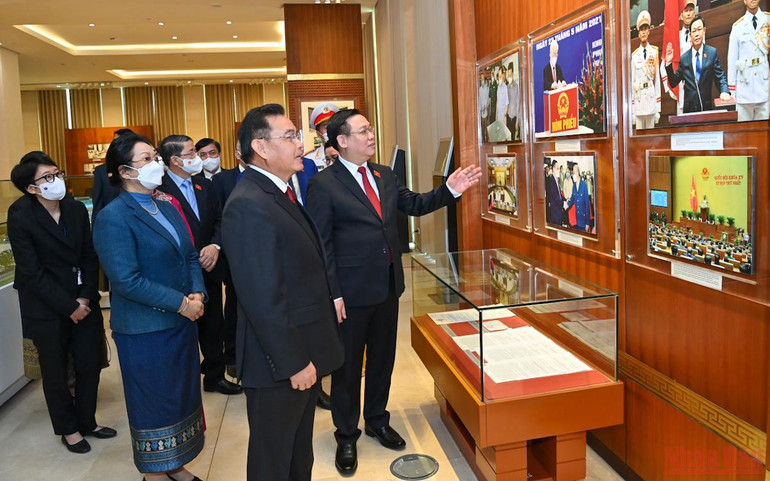 Chủ tịch Quốc hội Vương Đình Huệ đón, hội đàm với Chủ tịch Quốc hội Lào Saysomphone Phomvihane -8