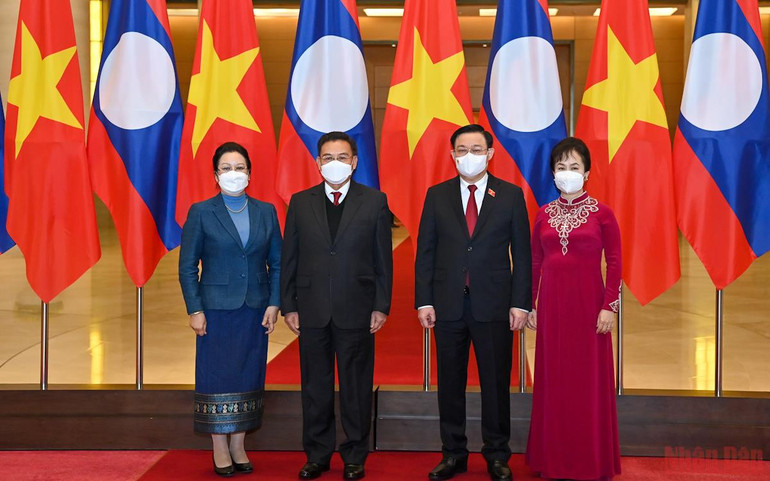 Chủ tịch Quốc hội Vương Đình Huệ đón, hội đàm với Chủ tịch Quốc hội Lào Saysomphone Phomvihane -5