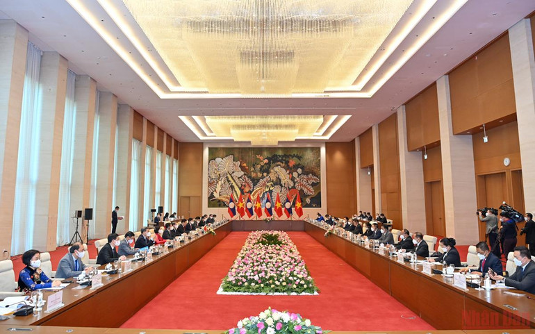 Chủ tịch Quốc hội Vương Đình Huệ đón, hội đàm với Chủ tịch Quốc hội Lào Saysomphone Phomvihane -9