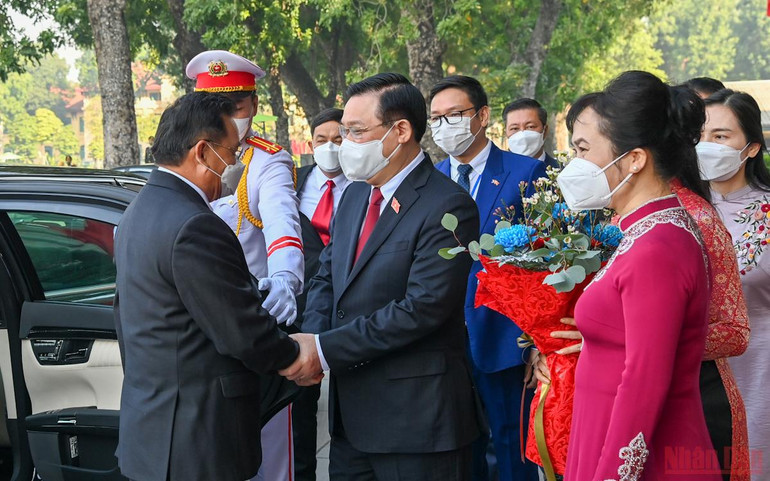 Chủ tịch Quốc hội Vương Đình Huệ đón, hội đàm với Chủ tịch Quốc hội Lào Saysomphone Phomvihane -2