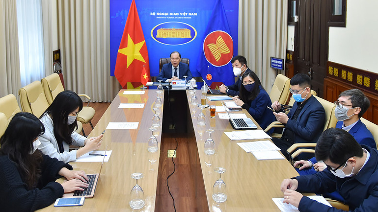 Thứ trưởng Nguyễn Quốc Dũng chúc mừng và tin tưởng Campuchia sẽ đảm nhiệm tốt vai trò Chủ tịch ASEAN 2022; khẳng định Việt Nam sẽ phối hợp chặt chẽ với nước Chủ tịch nhằm đóng góp vào thành công chung của ASEAN trong năm nay. Ảnh: BNG Thứ trưởng Nguyễn Quốc Dũng chúc mừng và tin tưởng Campuchia sẽ đảm nhiệm tốt vai trò Chủ tịch ASEAN 2022; khẳng định Việt Nam sẽ phối hợp chặt chẽ với nước Chủ tịch nhằm đóng góp vào thành công chung của ASEAN trong năm nay. Ảnh: BNG