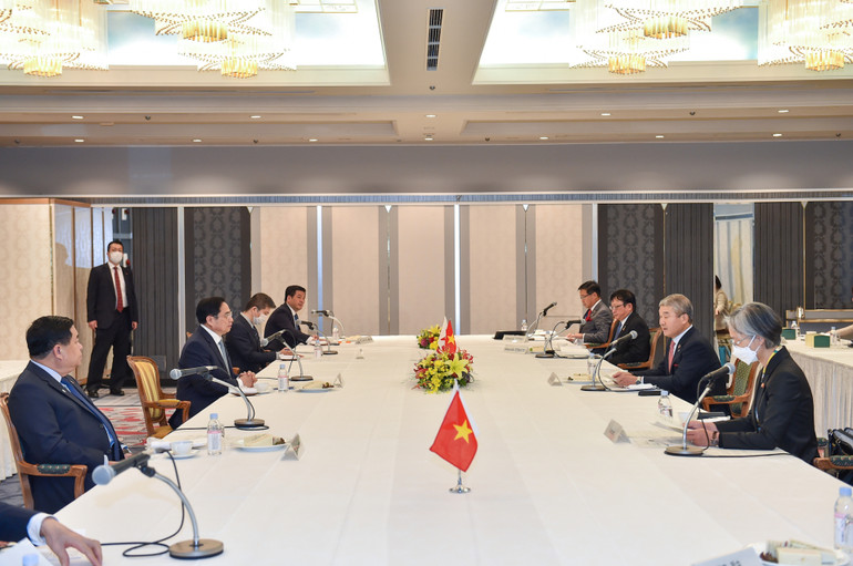 Thủ tướng Phạm Minh Chính làm việc với 3 đồng Chủ tịch Ủy ban Kinh tế Việt Nam-Nhật Bản thuộc KEIDANREN: Ông Hideo Ichikawa, ông Masayoshi Fujimoto và ông Masayuki Hyodo. Ảnh: VGP/Nhật Bắc