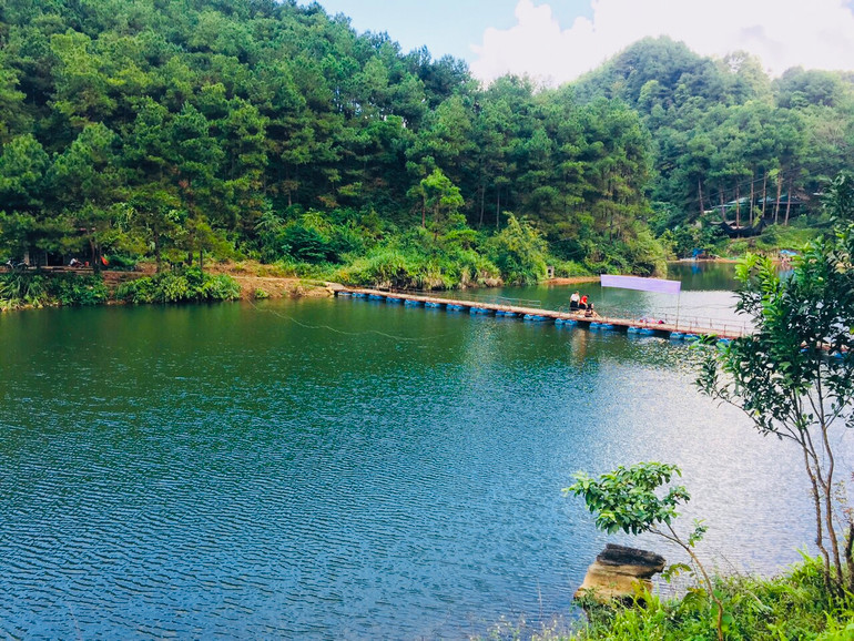 Mặt hồ trong xanh, nằm giữa những đồi thông.