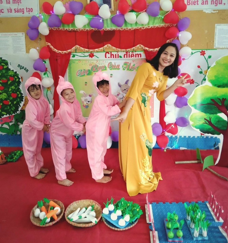 Cô giáo Nguyễn Thị Dung tâm huyết với những tiết dạy kỹ năng sống cho trẻ.