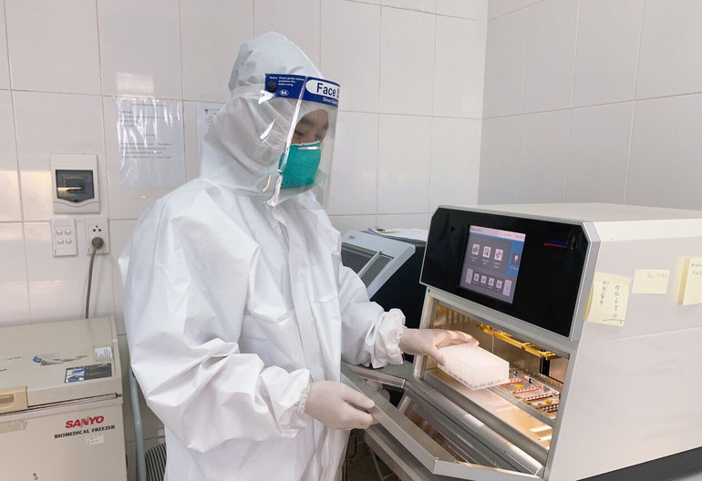 Thạc sĩ, bác sĩ Hoàng Ngọc Truyền thực hiện công việc chuyên môn tại Trung tâm Kiểm soát bệnh tật tỉnh.