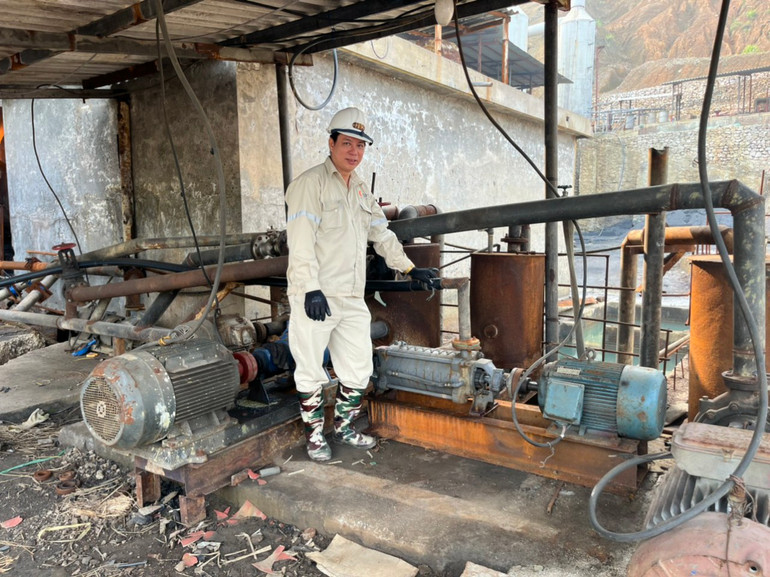 Phó Giám đốc Xí nghiệp Khai thác và Chế biến khoáng sản Chợ Đồn Bế Xuân Hải với hệ thống bơm nước tự động.