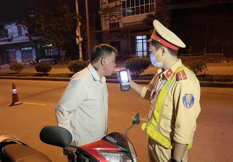 Lực lượng CSGT, Công an tỉnh tăng cường đảm bảo TTATGT trên các tuyến đường tỉnh quản lý.