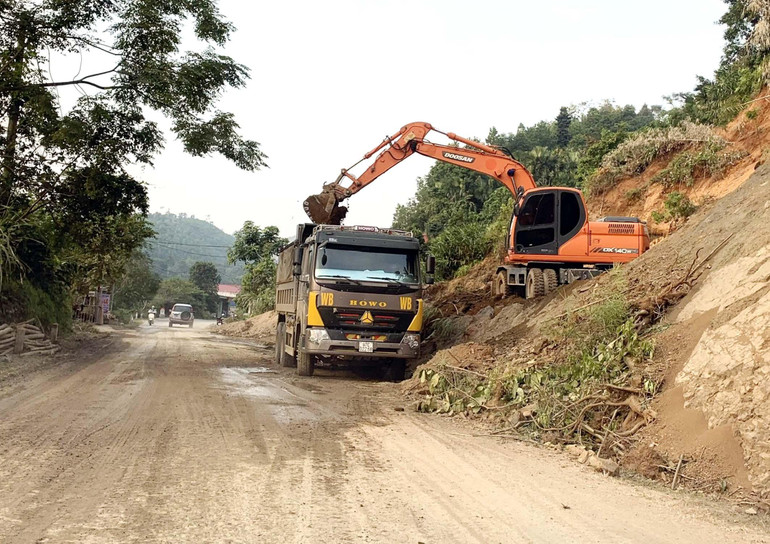 Đơn vị quản lý tuyến Quốc lộ 3C tiến hành xúc dọn đất, đá sạt lở do mưa bão gây ra. <span style="font-size:14pt"><span style="line-height:normal"><span style="font-family:"Times New Roman",serif">Đơn vị quản lý tuyến quốc lộ 3C tiến hành xúc dọn đất, đá sạt lở do mưa bão gây ra.</span></span></span>