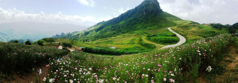 Địa điểm Mù Là thuộc thôn Lủng Phặc, xã Cổ Linh ( Pác Nặm) là nơi diễn ra Lễ hội Mù Là dịp đầu xuân. Mù Là